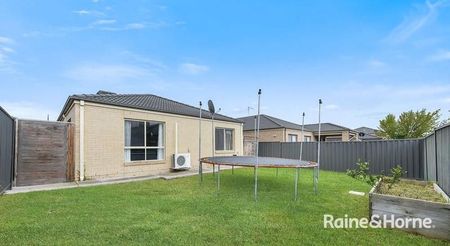 3-bedroom house in Cranbourne North! - Photo 5