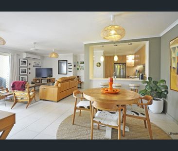 SPACIOUS THREE BEDROOM UNFURNISHED UNIT WITH POOL AND MASSIVE DECK - Photo 5