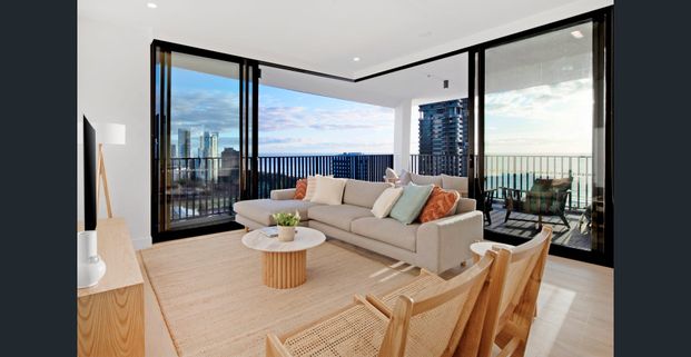 Available immediately at $1,800 per week // Minimum 3 month stay // Fully furnished - Photo 1