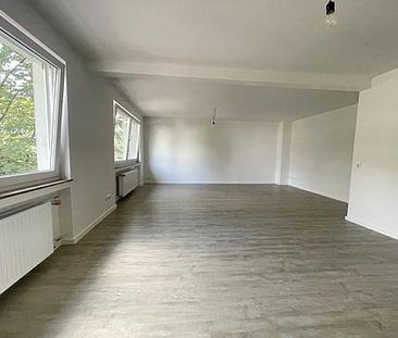 Bahnhofsnähe! Kernsanierte 3-Zimmer-Wohnung im 2.OG mit großem Balkon im Herzen von Hennef - Foto 1