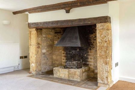 Grade II listed Cotswold stone cottage - Photo 3