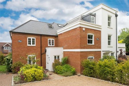 An elegant four bedroom home in exclusive gated development near Guildford and Woking - Photo 3