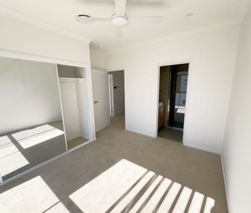LUXE URBAN LIVING BRAND NEW 4-BEDROOM TOWNHOUSE FOR RENT! - Photo 1