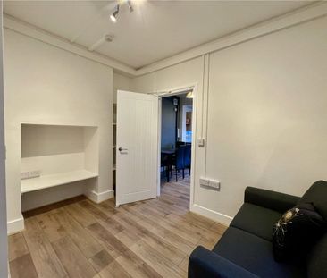 A ground floor apartment with a private garden and a private access... - Photo 1