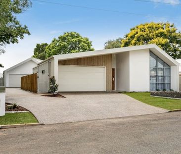 Modern Designer Home – Light, Style & Comfort Combined - Photo 4