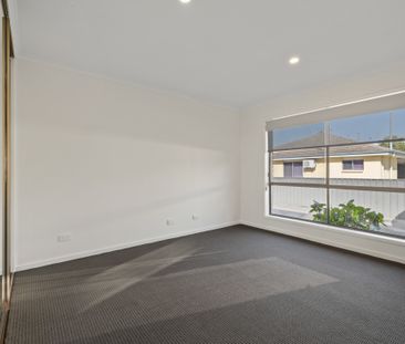 Fabulously Renovated Townhouse - Move Straight in - Photo 4