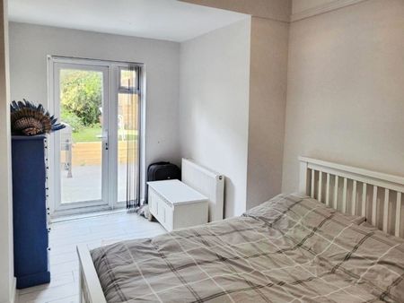 2 bedroom Flat To Let - Photo 4