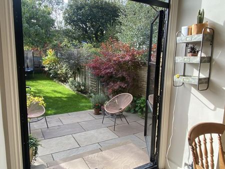 Spacious light-filled double room with en-suite bathroom - Photo 2