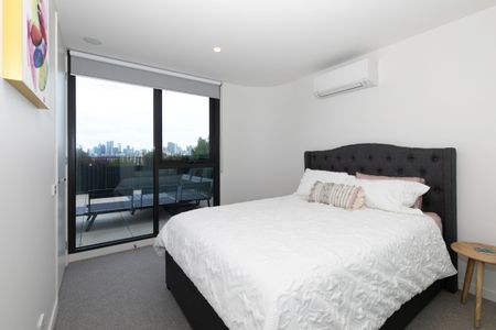 Spacious 3-Bedroom Apartment with Stunning City Views in Brunswick East - Photo 3