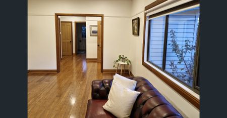 Delightful renovated weatherboard cottage - Photo 5