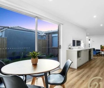 Modern Fully Upgraded Family Home – Prime Location & Ultimate Conve... - Photo 4