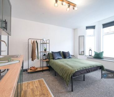 1 bedroom in a house share to rent - Photo 2