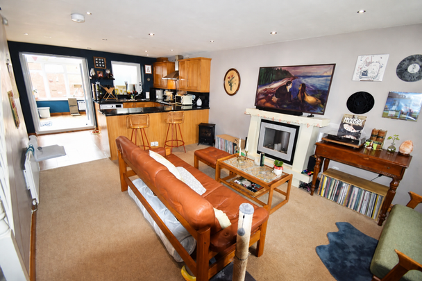 3 bedroom semi-detached house to rent - Photo 1