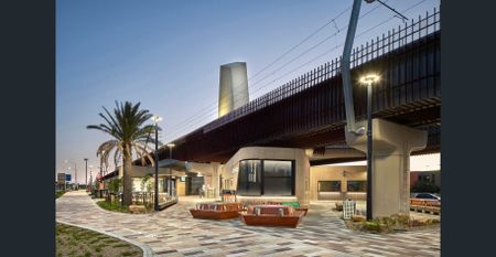 Beach Property 4 Bedroom Petfriendly 1min walk to train station, Aldi & shops - Photo 4