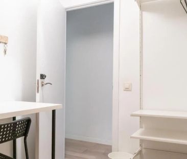 Room in a shared 5-bedroom apartment for professionals and students for rent in Embajadores. - Photo 5