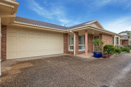 Large Single Level Villa! - Photo 4