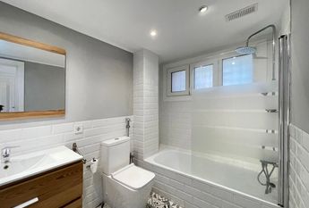 Elegante apartamento con terraza, piscina, vistas al mar, parking, 3 dormitorios. San Agustin, Palma.