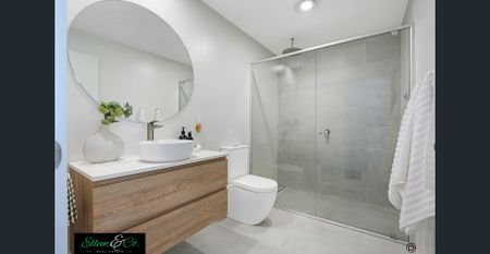 Three-bedroom townhouse - Photo 3