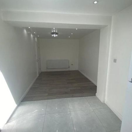 2 bedroom ground floor flat to rent - Photo 4