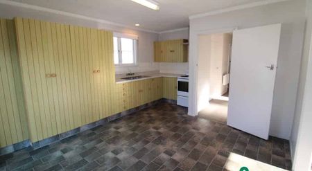 Warm Sunny Family Home - Photo 2