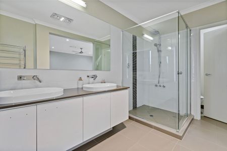 Stunning Family Home with Ducted Air Conditioning and Pool! - Photo 4