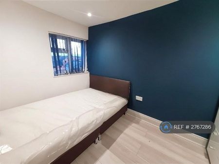 4 bedroom flat to rent - Photo 4