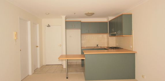 Spacious 1 Bedroom Apartment - Photo 2