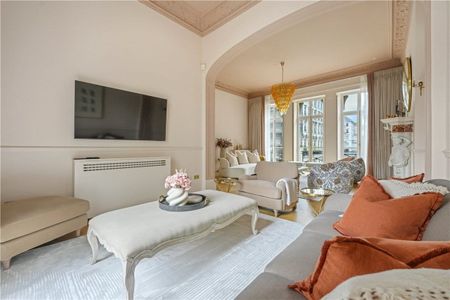 An entire townhouse in Knightsbridge that has recently come to the Lettings' market offers flexible accommodation and encompasses not only four receptions, five bedrooms and a passenger lift but also staff accommodation. EPC rating E | Council Tax Band H - Photo 4