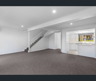 3 BEDROOM TOWNHOUSE, LOCATED IN THE ARUNDEL LINKS GATED COMPLEX!! - Photo 2