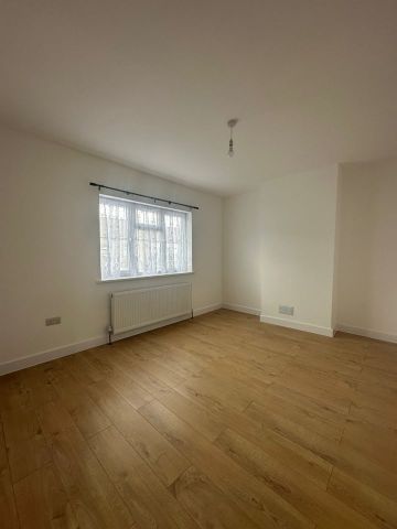 4 Bed Terraced House, Caulfield Road, E6 - Photo 3