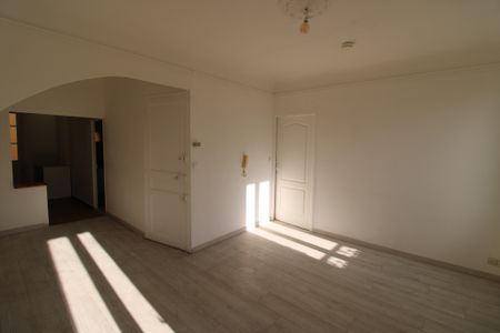 Location Appartement 3 pièces 69m² HYERES 83400 - Photo 2