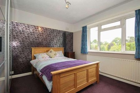 Claremount Gardens, Epsom, KT18 - Photo 2