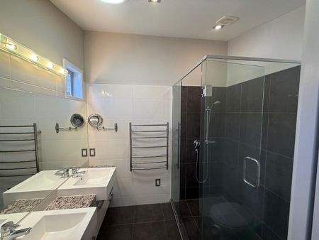 Modern & Serene Home in Schnapper Rock - Photo 2