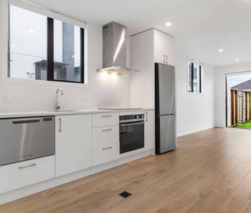 Modern 2022 built 2 bed, 2 bath with carpark - Photo 5