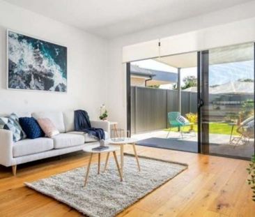 Modern 3 Bedroom Home - Photo 3