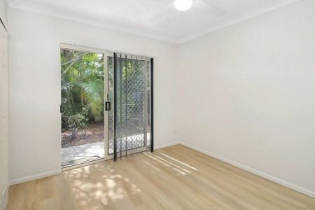 Prestigious 2-Bedroom Residence with Courtyard in Prime Yeronga Location - Photo 2