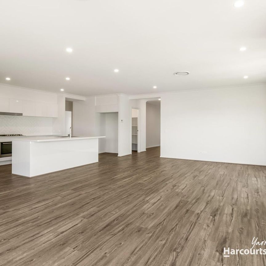 HUGE FAMILY HOME - YARRABILBA LIVING - Photo 1