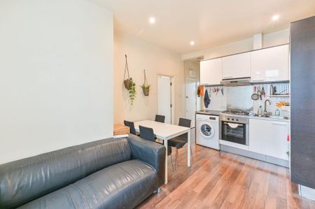 2 bedroom flat to rent - Photo 2