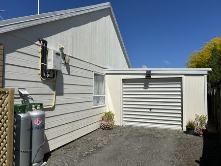 Cute Two Bedroom Unit Close to the Hospital - Photo 5