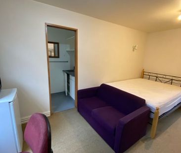 Centrally located boarding house room - Photo 3