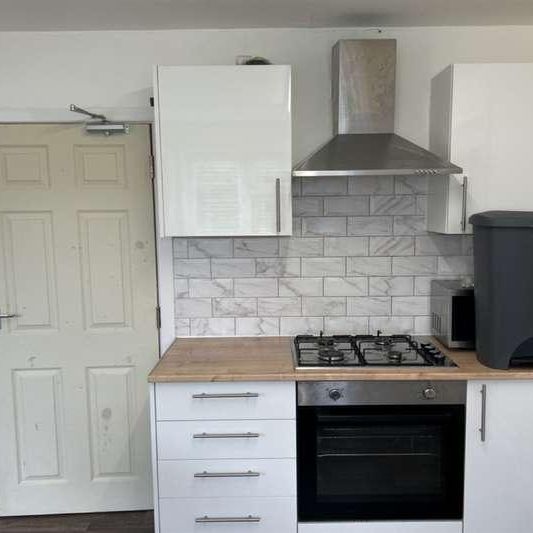 Bedroom Semi Detached House In Winton, BH9 - Photo 1