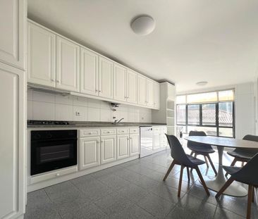 A 3 bedroom apartment with balcony and closed garage in Braga - for... - Photo 4