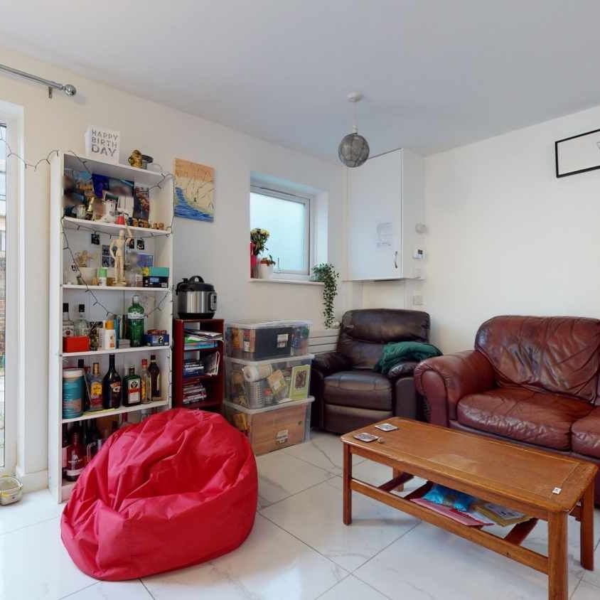 Barnfield Place Room 1 - Photo 1