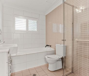 Tastefully Renovated, Private And Ambient, Centrally Positioned, Ov... - Photo 5