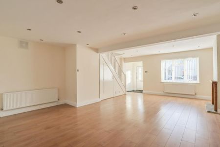 3 bedroom semi-detached house to rent - Photo 2
