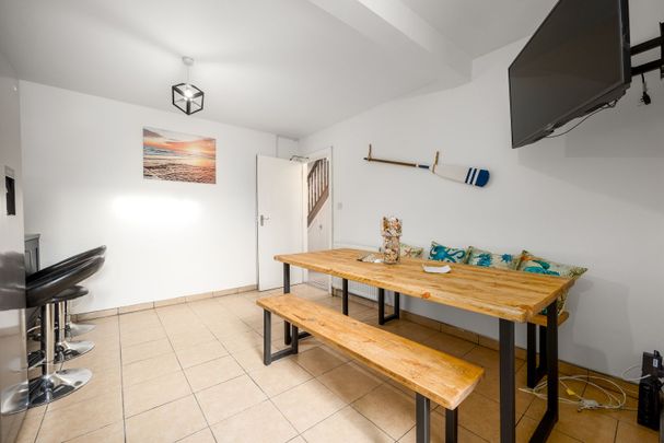 OX Living is proud to present this high-quality 6-bedroom co-living property, perfect for working professionals looking for stylish, stress-free living. Room 4 - Photo 1