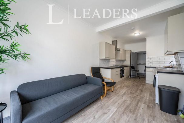 4 bedroom terraced house to rent - Photo 1