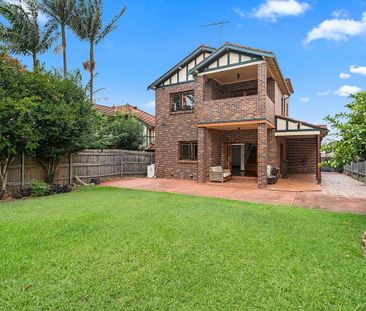 Expansive 4-5 B/R Family Home - Photo 6