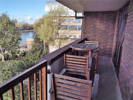 One Bedroom Thames-view flat to Let in Hammersmith - Photo 2