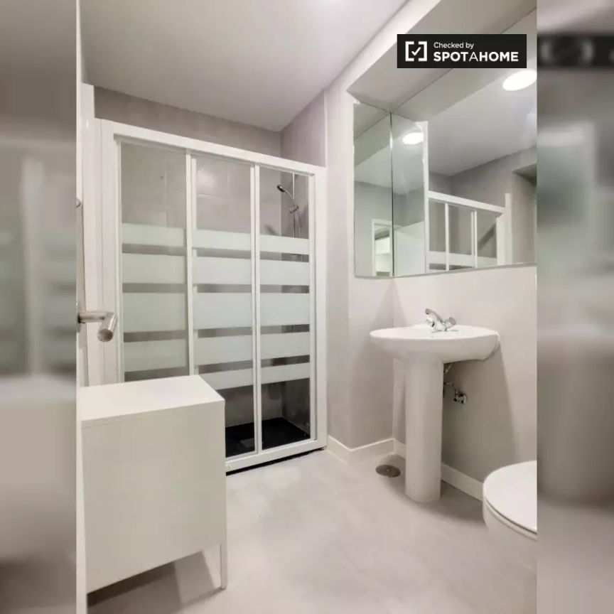 Room in a shared 5-bedroom apartment for rent in Ríos Rosas, professionals and students only - Photo 1